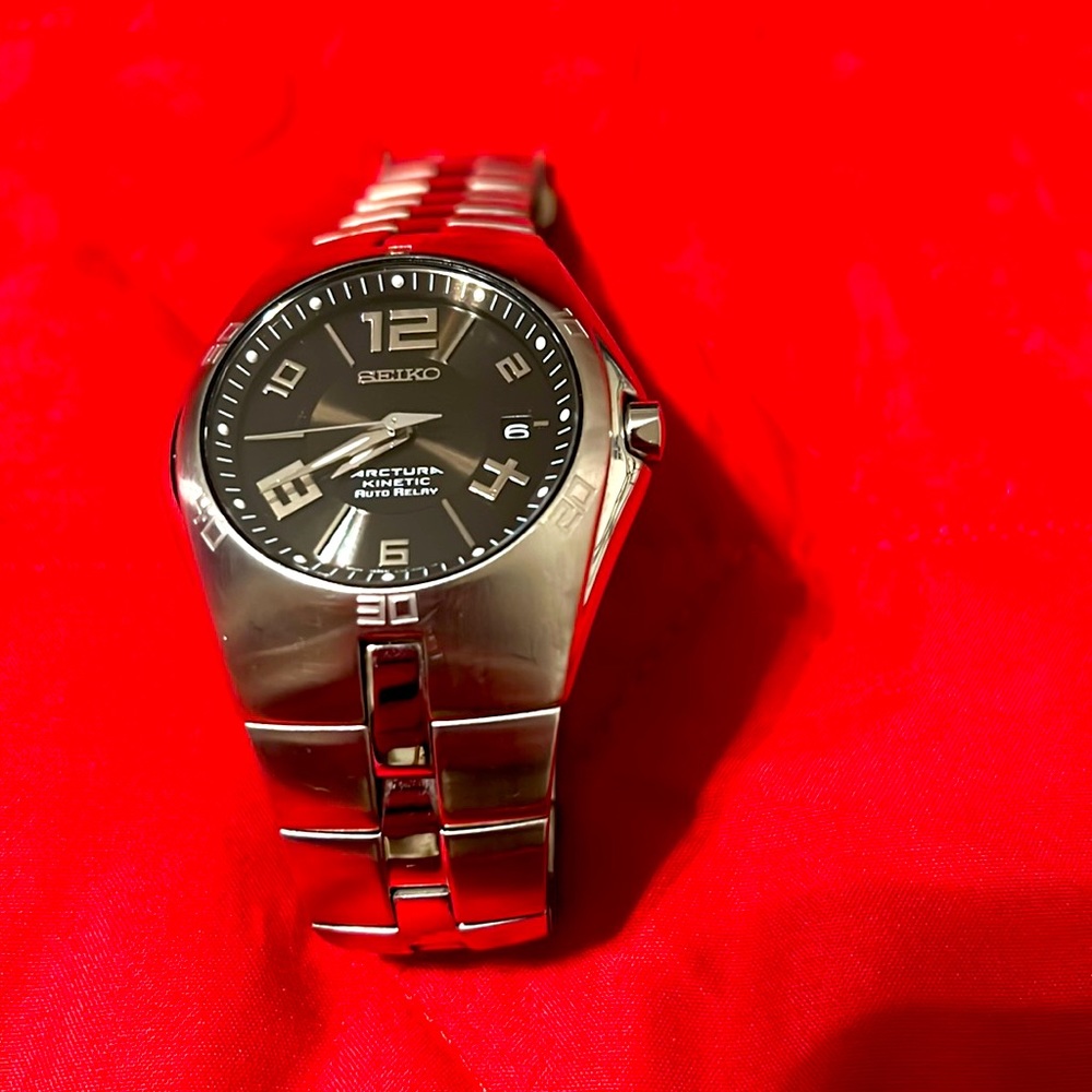 Seiko Arctura kinetic relay black and silver watch.